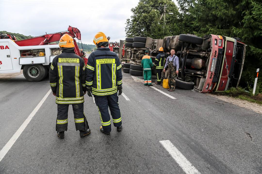 Lapėse apsivertė specialusis "Kauno švaros" automobilis