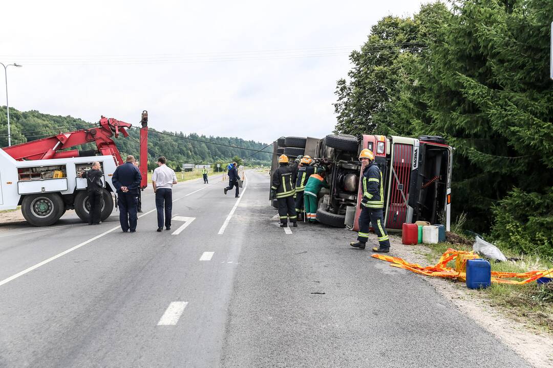 Lapėse apsivertė specialusis "Kauno švaros" automobilis