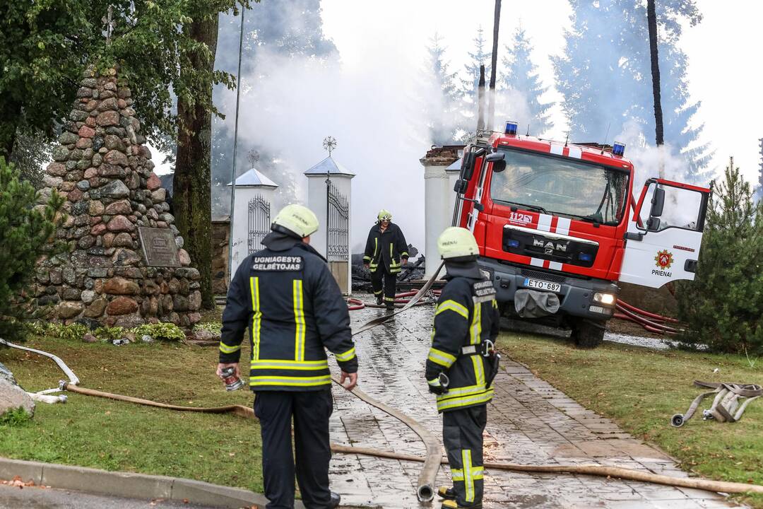 Naktį sudegė medinė Balbieriškio bažnyčia