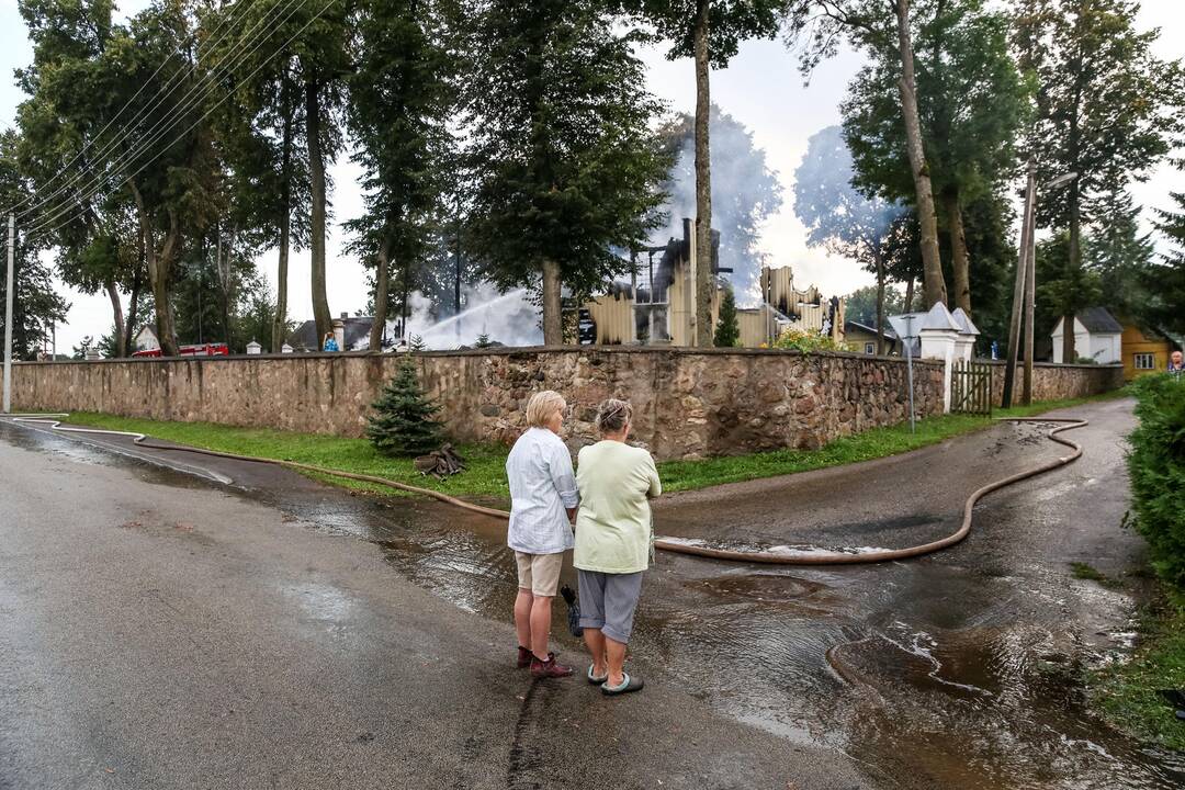 Naktį sudegė medinė Balbieriškio bažnyčia