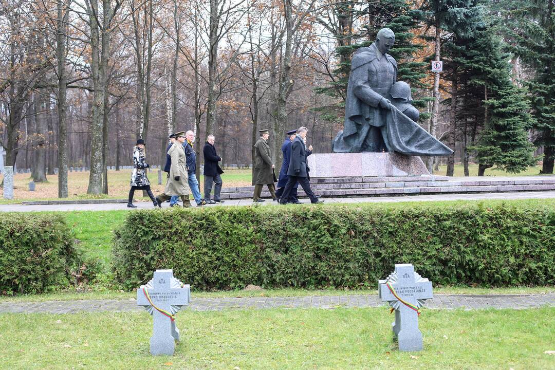 Prieš Vėlines pagerbti karių kapai