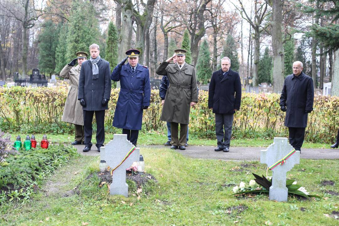 Prieš Vėlines pagerbti karių kapai