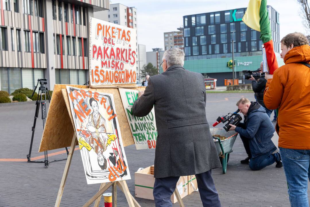 Piketas prieš karjerą Pakarklės miške