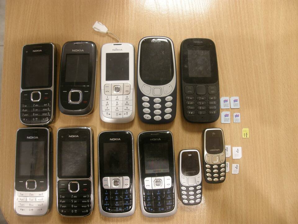 Nuteistasis virve iš trečio aukšto nusileido paimti per tvorą įmestų telefonų