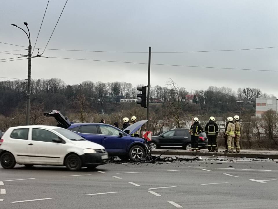 Karaliaus Mindaugo prospekte – „Audi“ ir „Nissan“ avarija