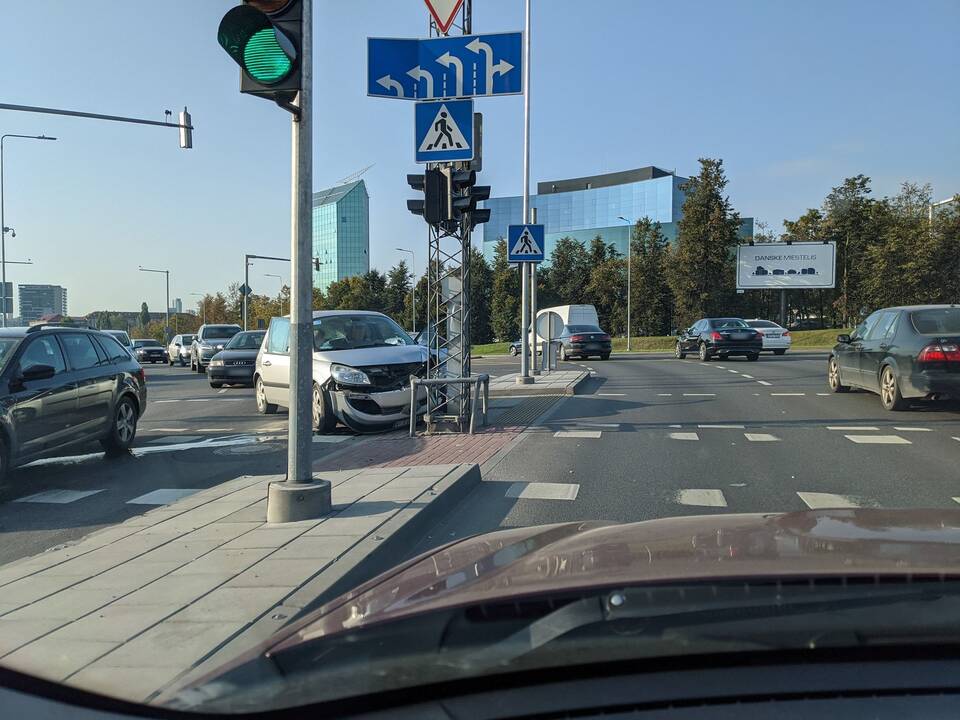 Geležinio Vilko gatvėje į stulpą rėžėsi lengvasis automobilis