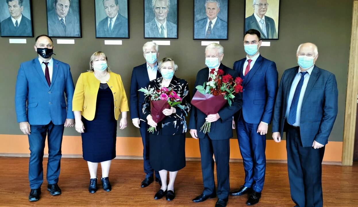 Sutapimas: šventinėje nuotraukoje – tryliktasis LŽŪU rektorius A. Kusta atsistojo po savo portretu.