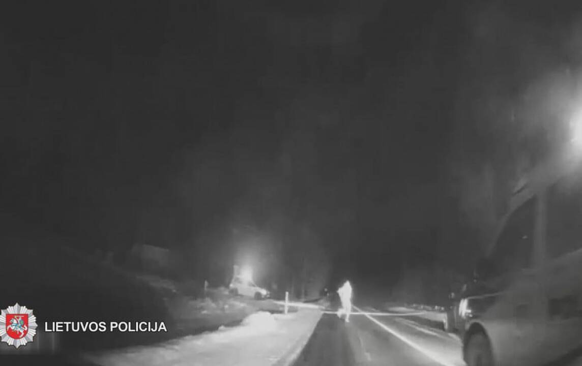 Už grotų atsidūrė policijos automobilius taranavęs ir „ežiu“ stabdytas girtas vairuotojas