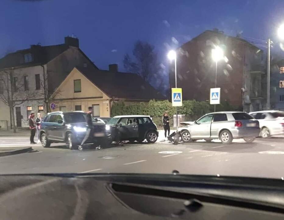 Nesėkmingas antradienio vakaras: Kauno centre susidūrė keturi automobiliai