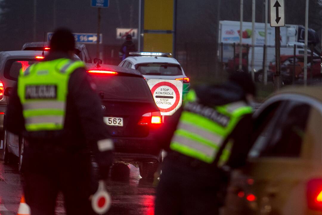 Šventiniai blokpostai Kaune: pareigūnai vykdo vairuotojų kontrolę