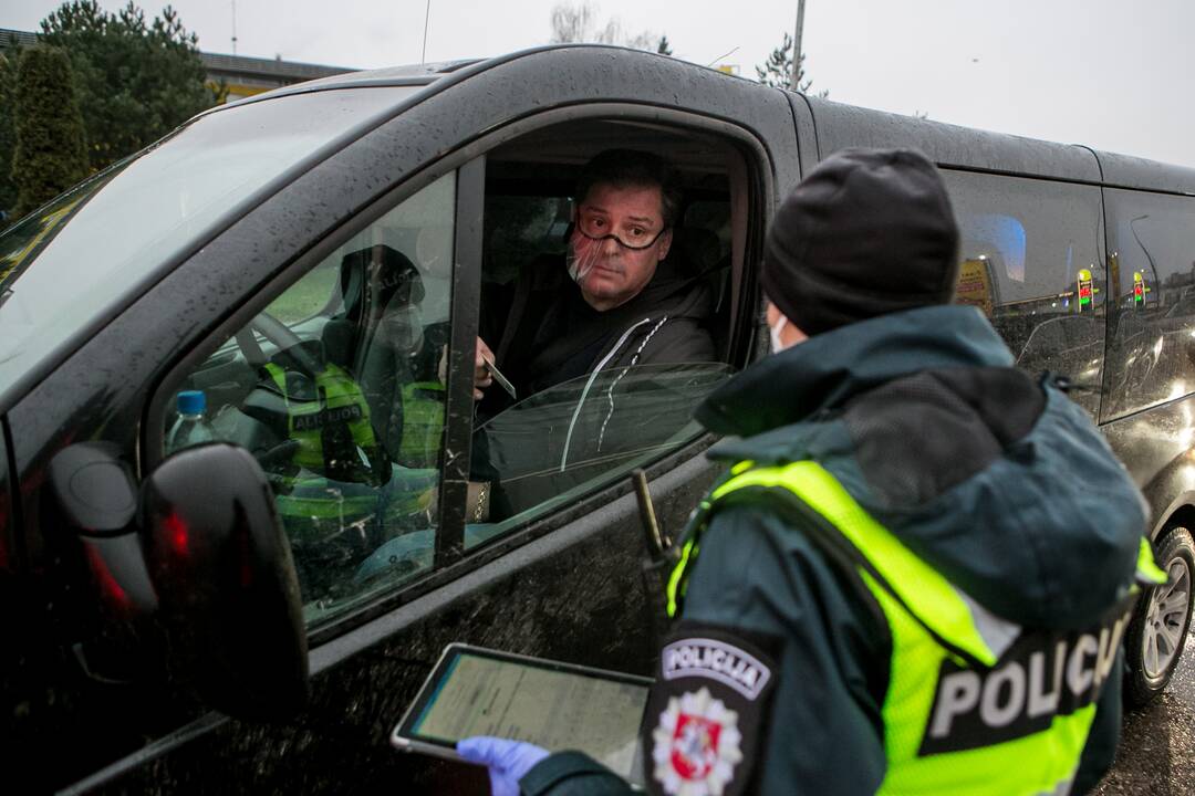 Šventiniai blokpostai Kaune: pareigūnai vykdo vairuotojų kontrolę