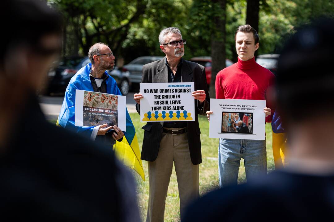 Protestas prie Rusijos ambasados dėl Ukrainoje grobiamų vaikų