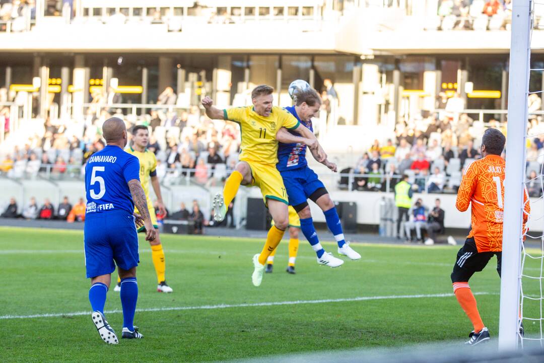  Pasaulio futbolo legendų rungtynės su legendiniais Lietuvos futbolininkais