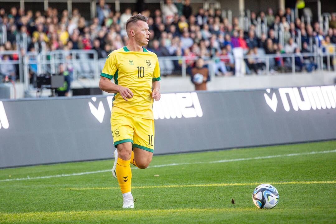 Pasaulio futbolo legendų rungtynės su legendiniais Lietuvos futbolininkais