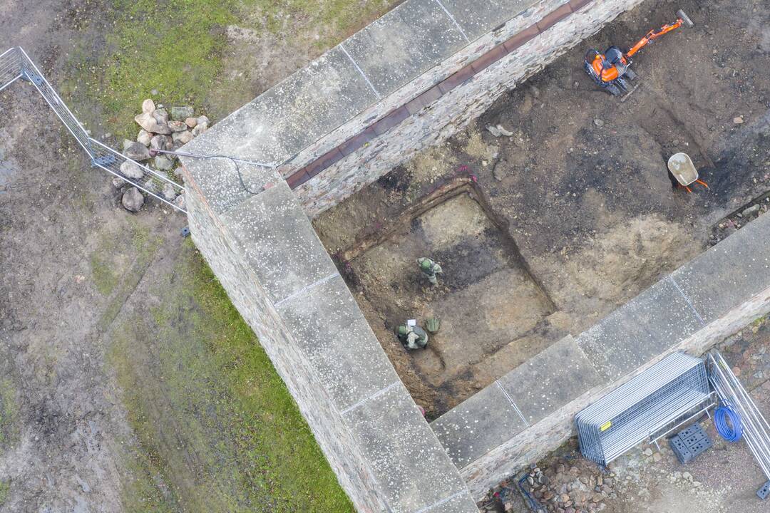 Trakų pilyje rastas į sprogmenį panašus daiktas