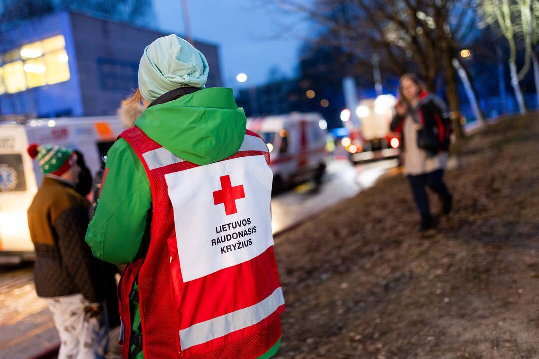 Keturis butus Viršuliškių daugiabutyje surijo liepsnos