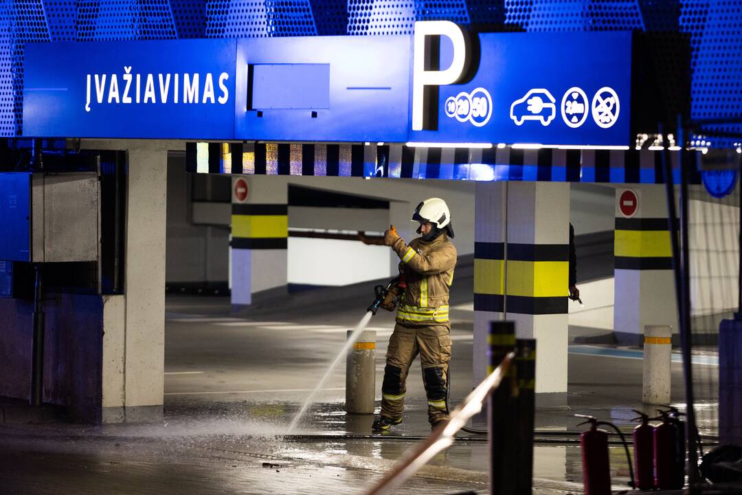 Vilniuje užsidegė kraunamas elektromobilis