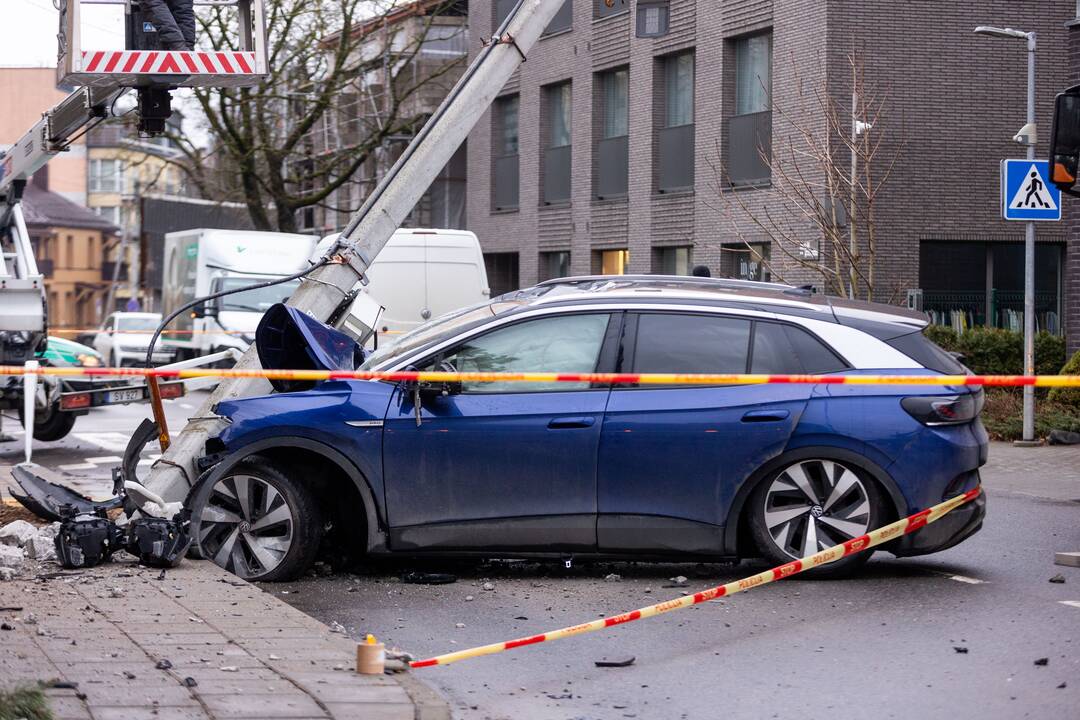 Vilniuje girtas „Volkswagen“ vairuotojas taranavo elektros stulpą