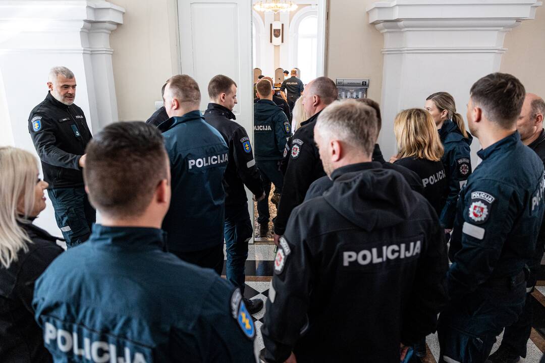 Teismas vėl atvertė moterį nušovusio pareigūno bylą