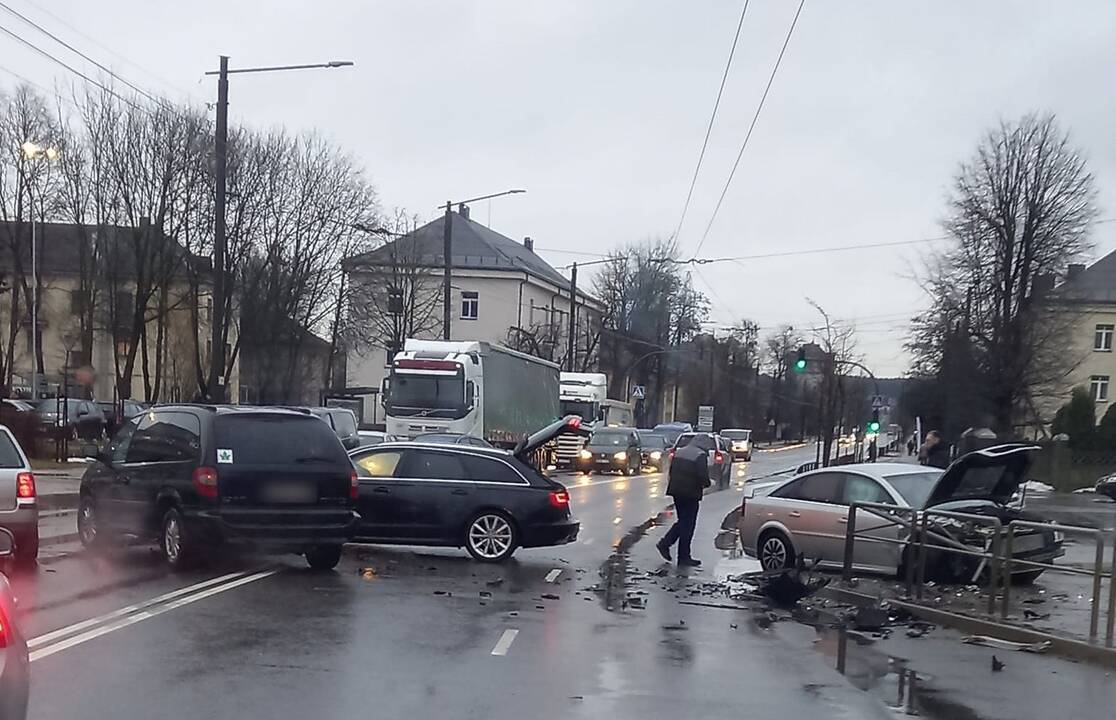 R. Kalantos gatvėje – trijų automobilių avarija: vienas žmogus perduotas į medikų rankas