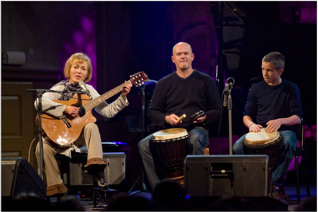 Ištikima: nuo tada, kai septintoje klasėje nusikabino nuo sienos mamos gitarą ir atsivertė smetoninį sep­tynstygės gitaros pradžiamokslį – Ilona su ja nesiskiria.