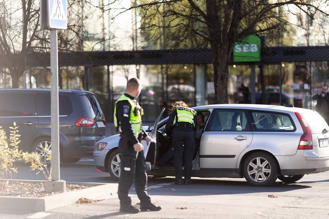 Vilniuje automobilis partrenkė vežimėlį su kūdikiu