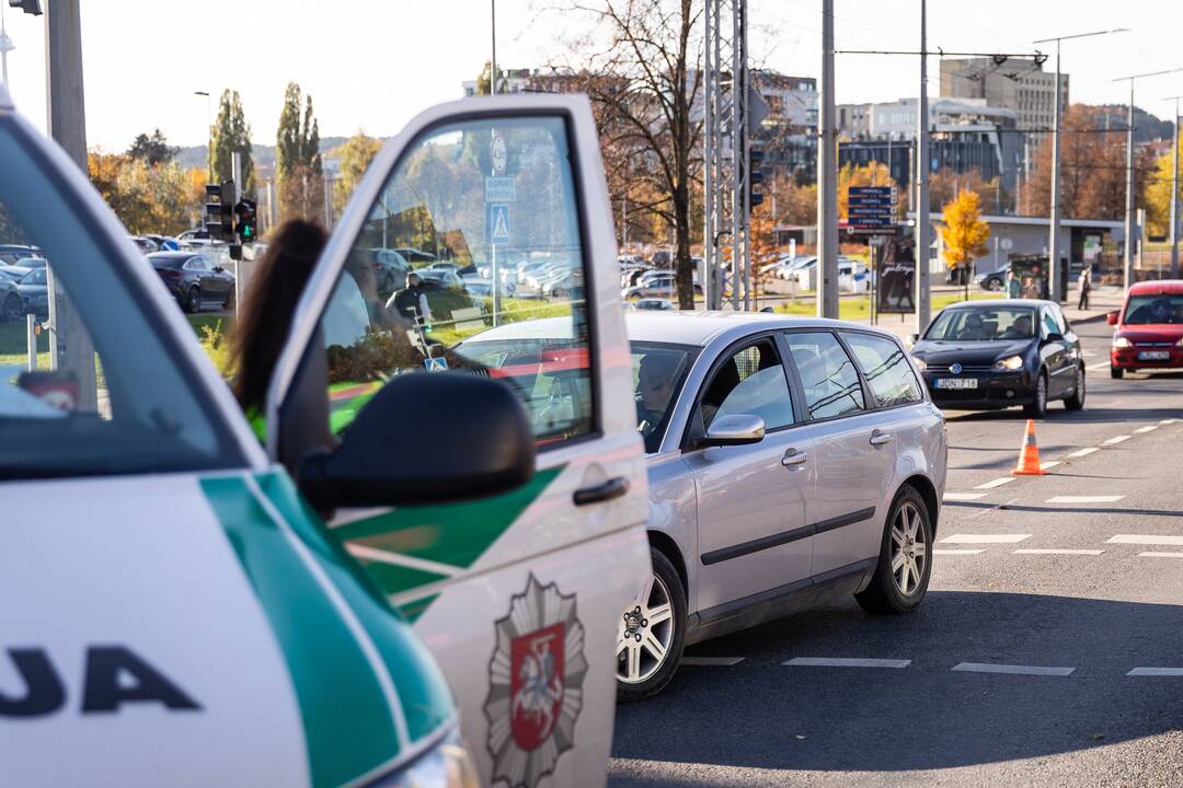 Vilniuje automobilis partrenkė vežimėlį su kūdikiu