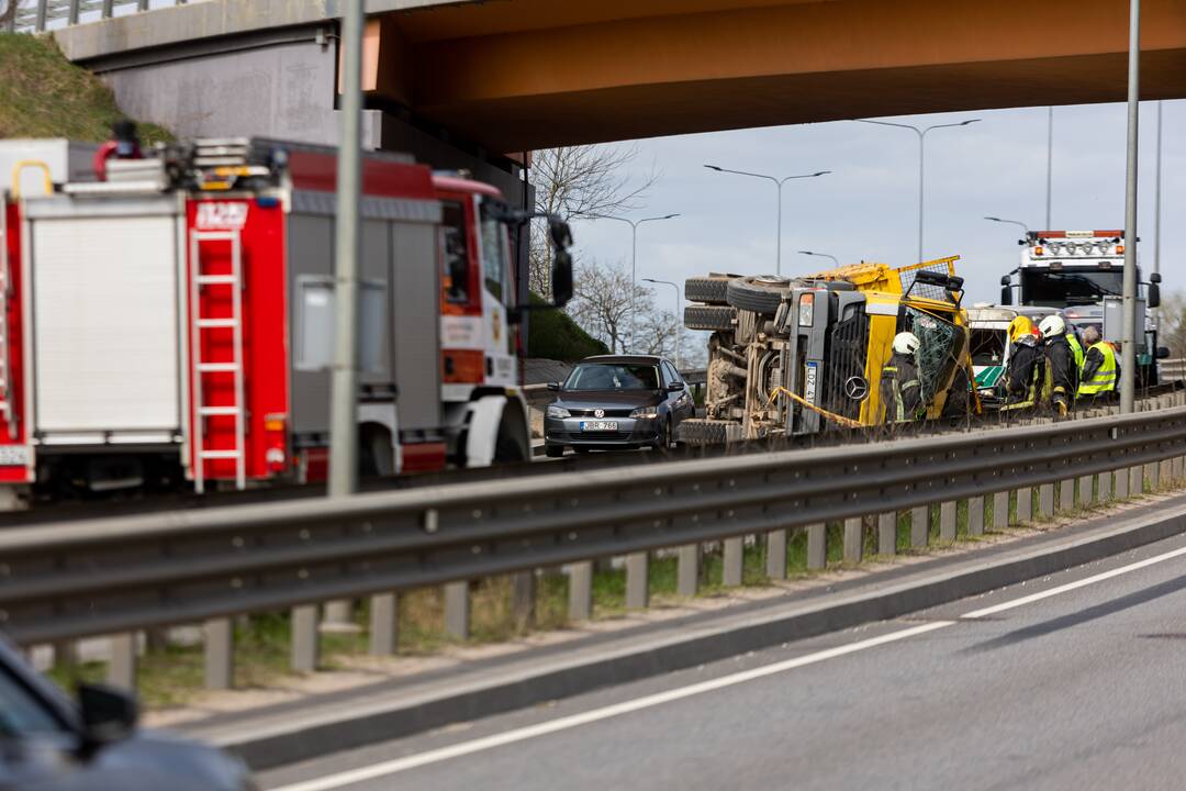 Vilniaus Vakariniame aplinkkelyje apvirto kranas