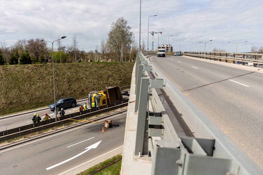 Vilniaus Vakariniame aplinkkelyje apvirto kranas