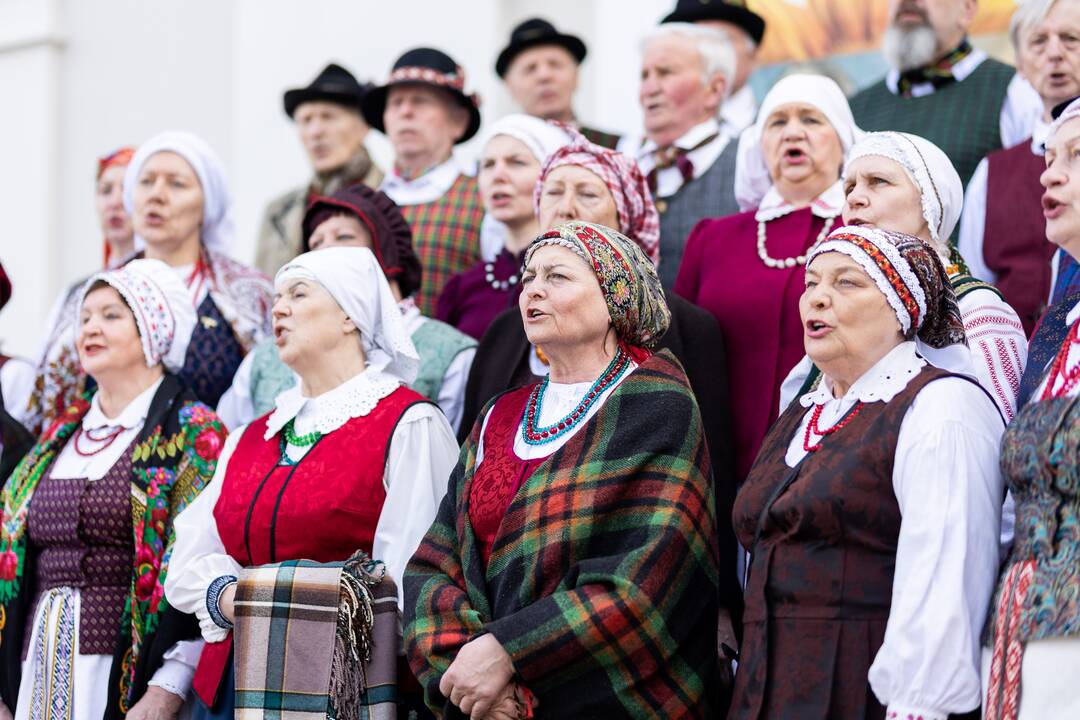 Saulėgrąžų sodinimo akcija Tuskulėnų rimties parke