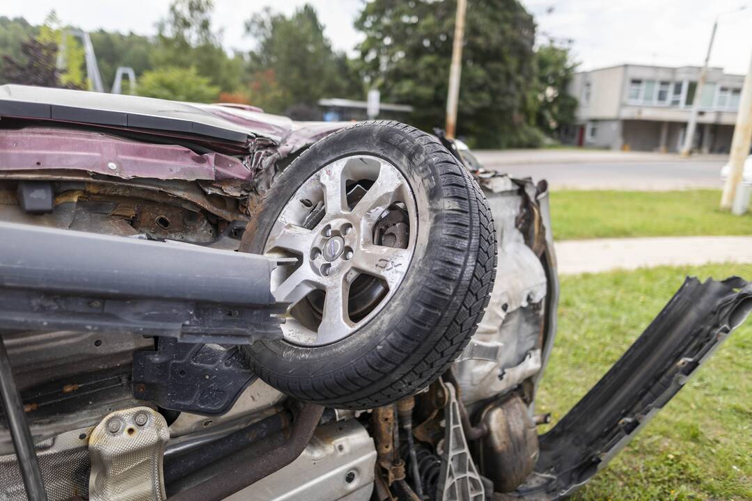 Vilniuje – girta moteris rėžėsi į šešis automobilius