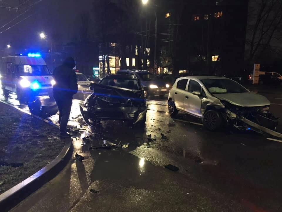 Stipri avarija Savanorių prospekte: į ligoninę išvežtas žmogus