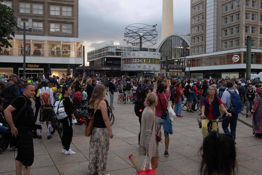 Į Vokietijos sostinės gatves išėjo tūkstančiai žmonių