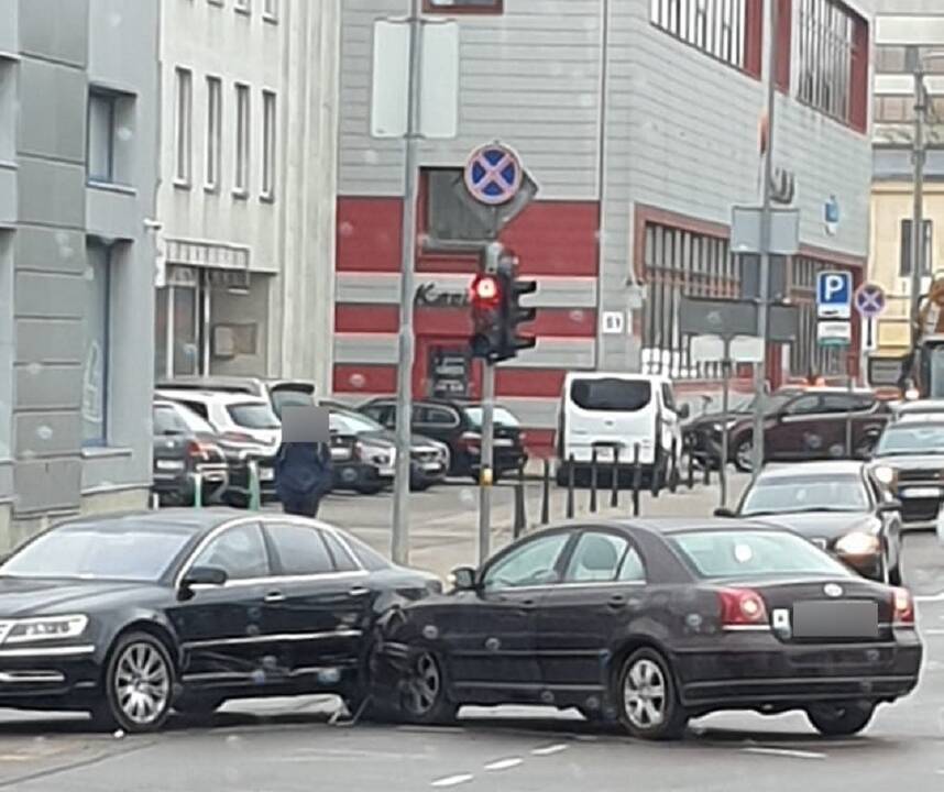 Vilniuje – avaringa diena: „Kia“ rėžėsi į sunkvežimį, po smūgio medikų pagalbos prireikė mažyliams