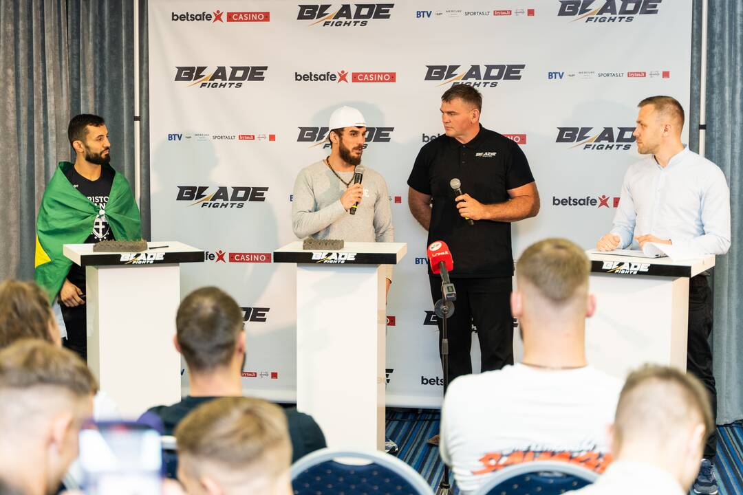 Įspūdžiai: „Blade fights“ mišrių menų kovotojai jau pasiruošę būsimai kovai.