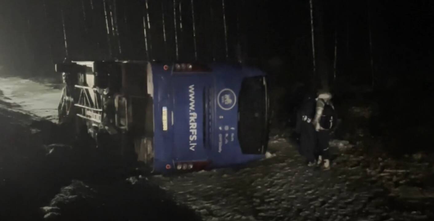 Latvijos futbolo komandos autobusas pateko į avariją: tarp nukentėjusių – ir lietuviai