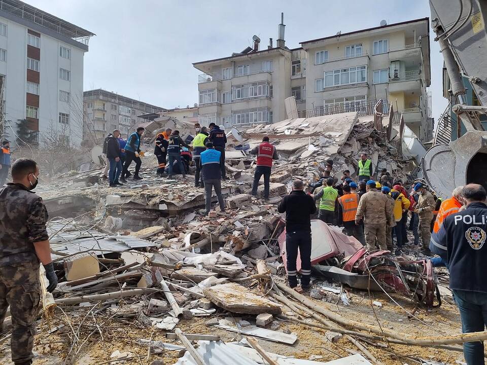 Rytų Turkijoje po naujo žemės drebėjimo žuvo žmogus, dešimtys sužeisti