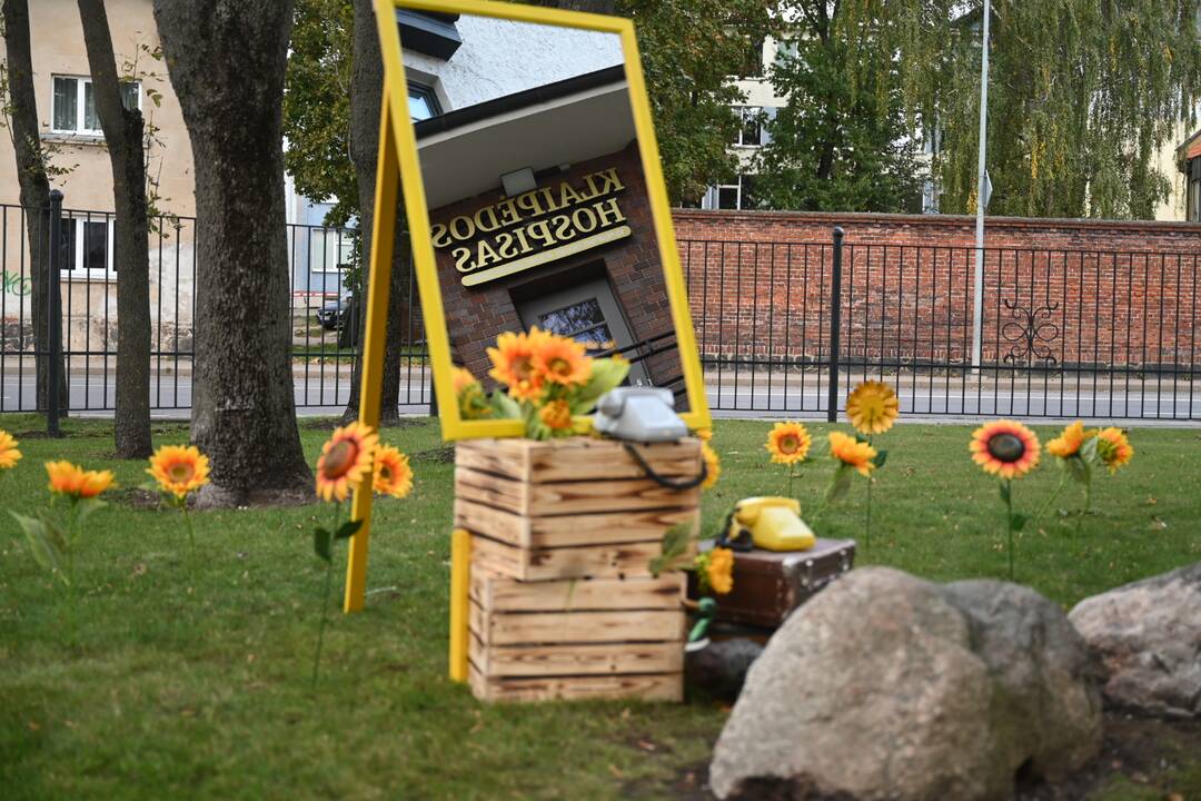Simboliai: minint Pasaulinę paliatyviosios pagalbos dieną, Klaipėdos viešosiose erdvėse radosi meninių instaliacijų.