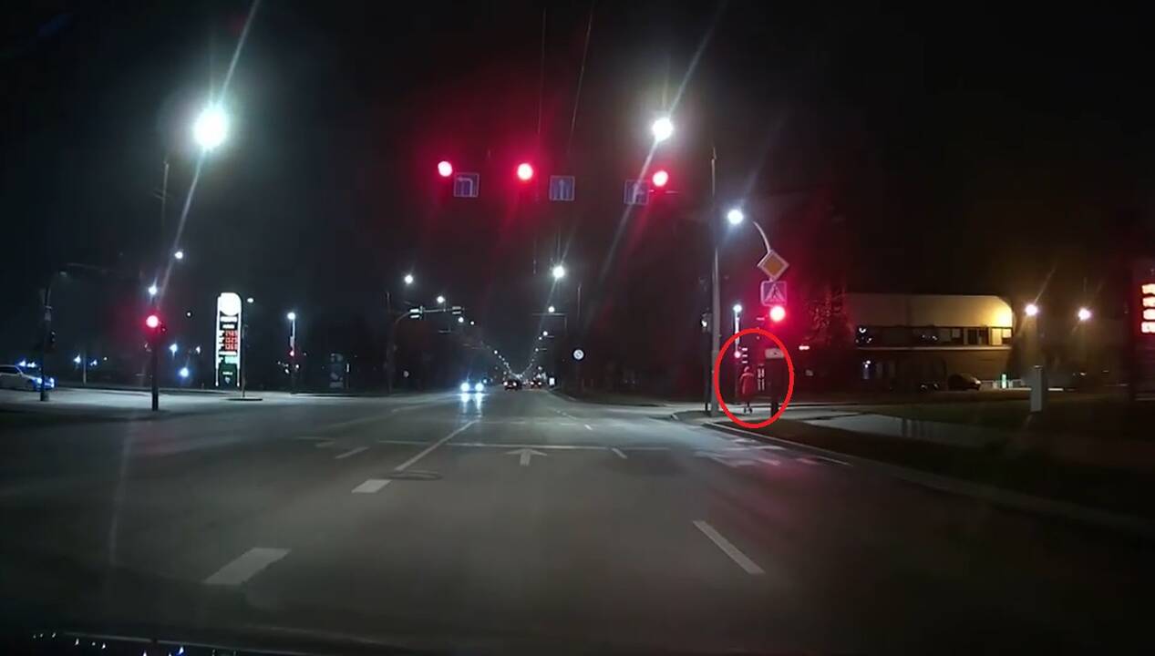 Įtūžo pamatę per „raudoną“ lekiantį paspirtuko vairuotoją: tokius skalpuoti reikia!
