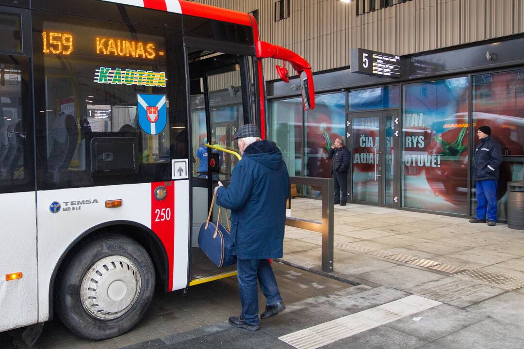 Seimas: pensininkai, vaikai ir šeimos viešuoju transportu važiuos pigiau