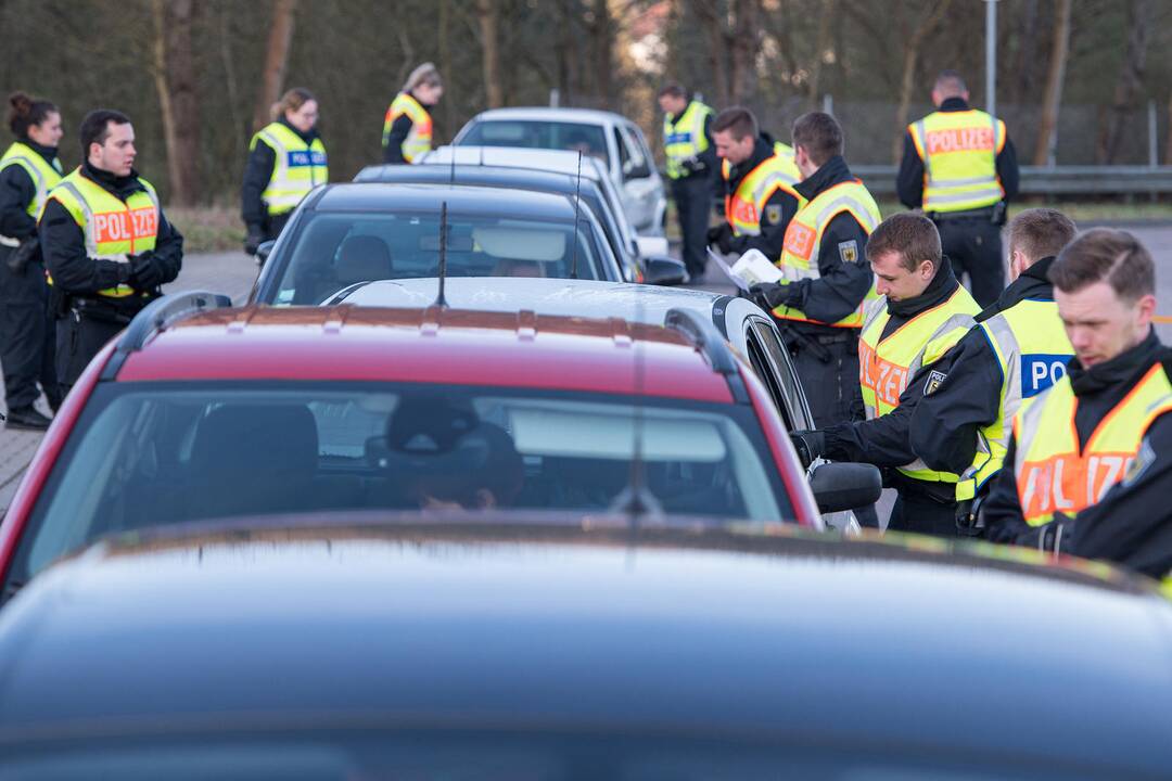 Vokietija pasienyje atnaujina kontrolę su penkiomis valstybėmis
