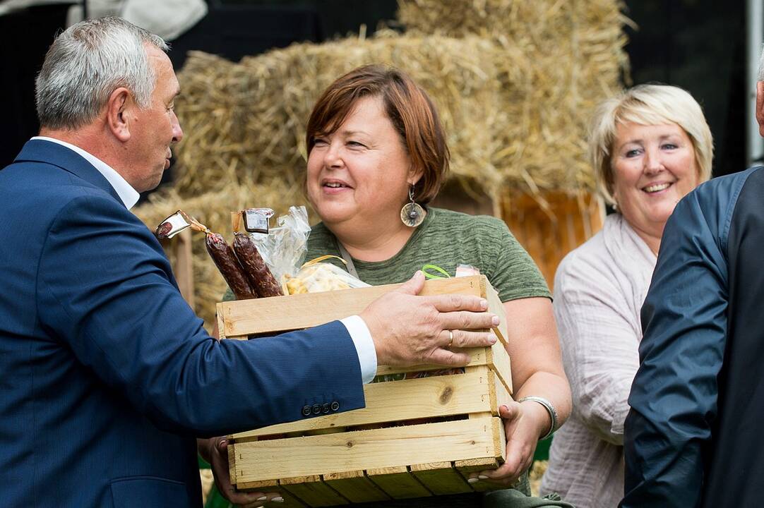 Bendravimas: pakaunės seniūnės susitinka ne tik šventėse. Iš kairės: Domeikavos seniūnė Lina Mišeikienė, Karmėlavos seniūnės pavaduotoja Vida Balčiūnienė ir Karmėlavos seniūnė Violeta Armolaitienė.