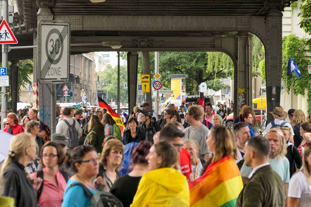 Į Vokietijos sostinės gatves išėjo tūkstančiai žmonių