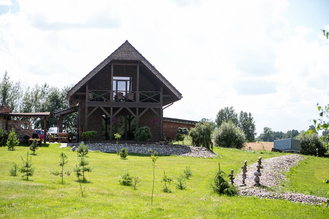 Darbštūs: veikli Kalinauskų šeima plyname lauke įrengė žavią sodybą.