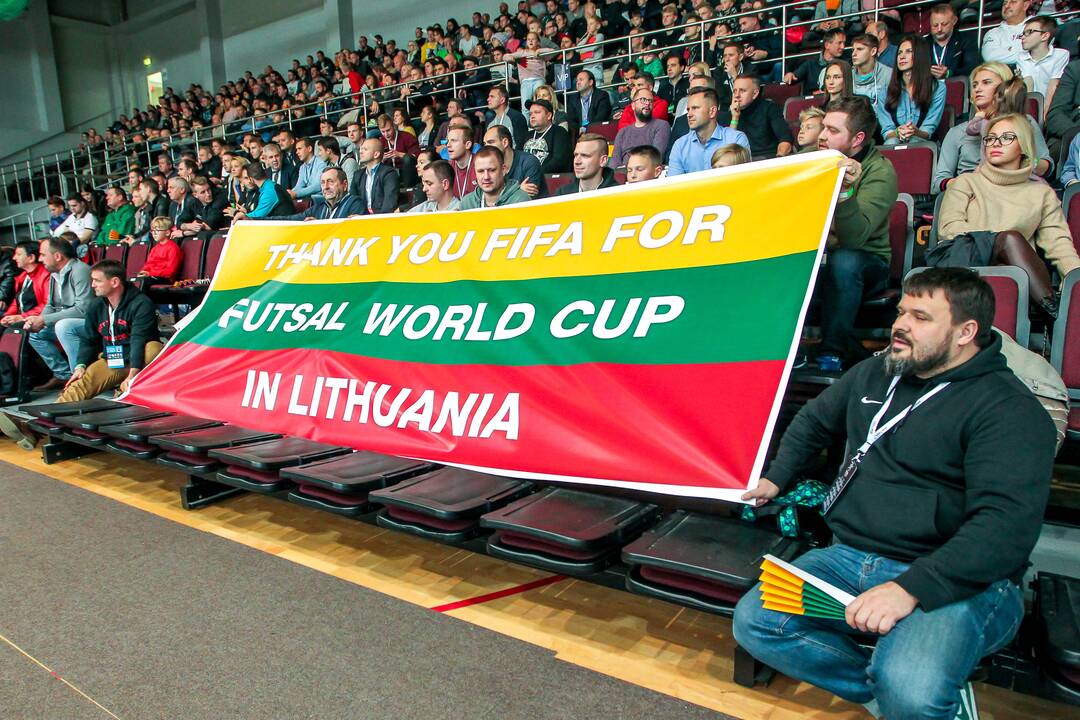 Kolegos: LSPFA prezidento V.Butkevičiaus (dešinėje) sveikinimai – vienam geriausių Lietuvos salės futbolo žaidėjų, nacionalinės rinktinės ir Kauno "Vyčio" kapitonui J.Zagurskui.