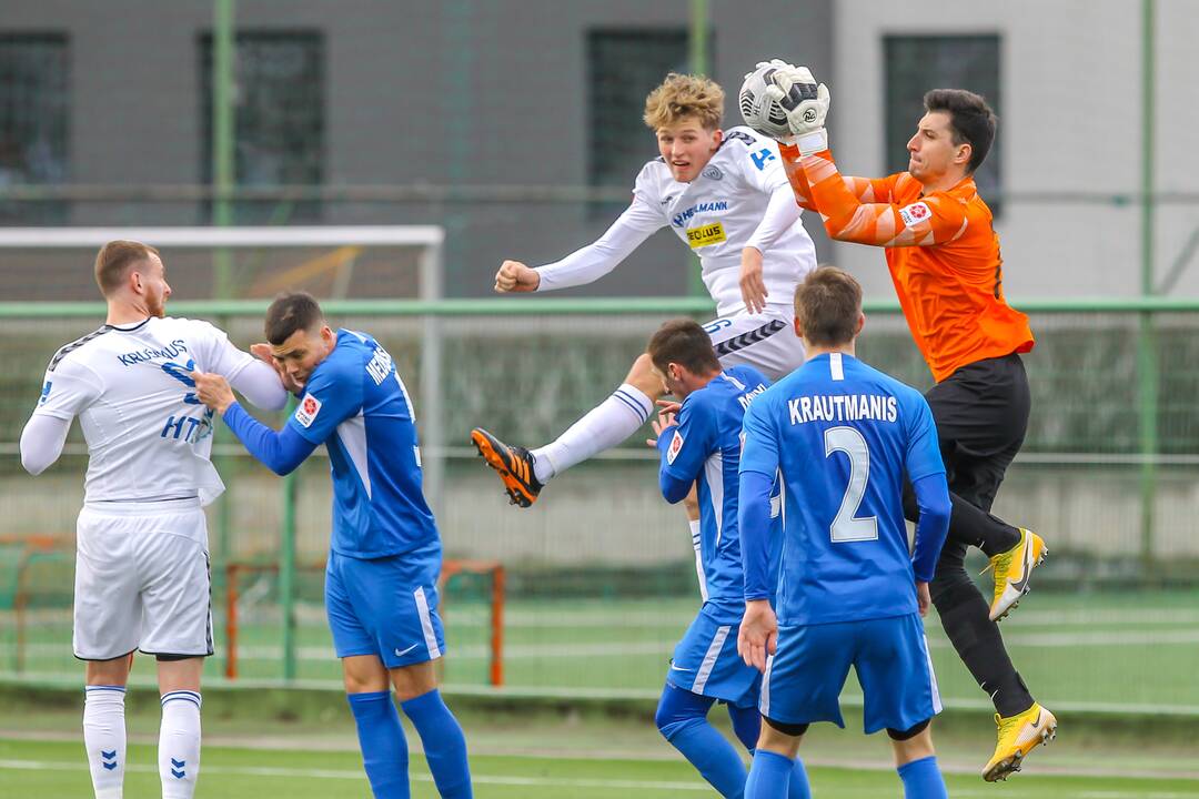 Įvarčiai: "Hegelmann Litauen" futbolininkai (baltos spalvos apranga) du kartus nuginklavo "Nevėžio" vartininką S.Melašenką.