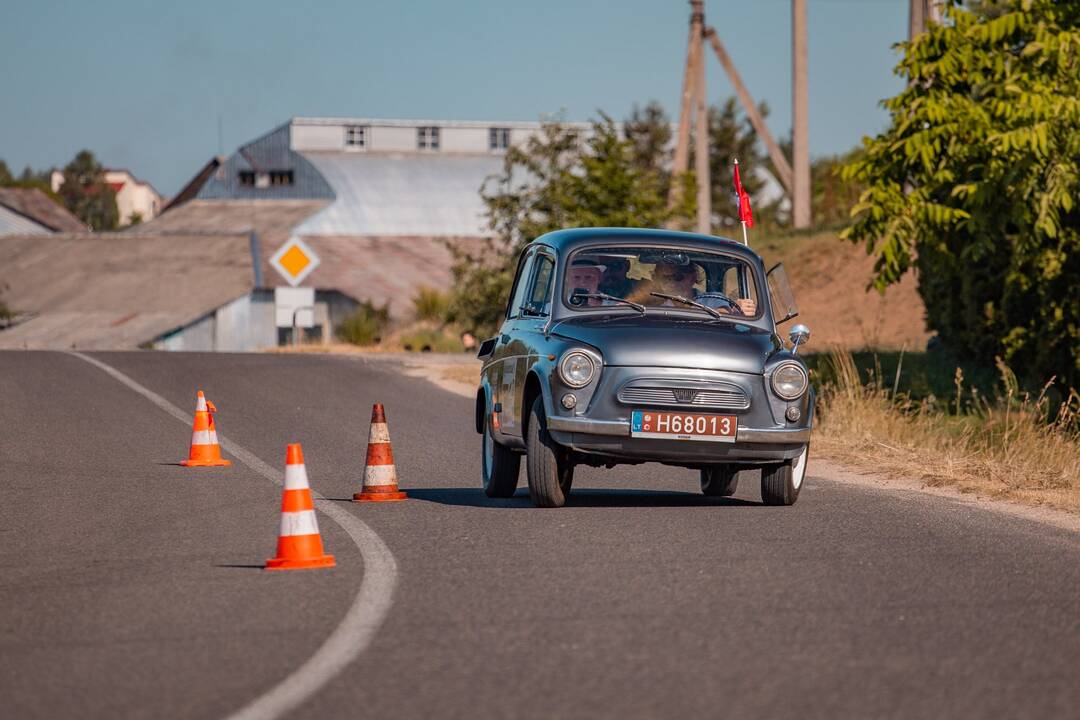 Dalyviai: istoriniai automobiliai suteikia „Press raliui“ išskirtinių akcentų.