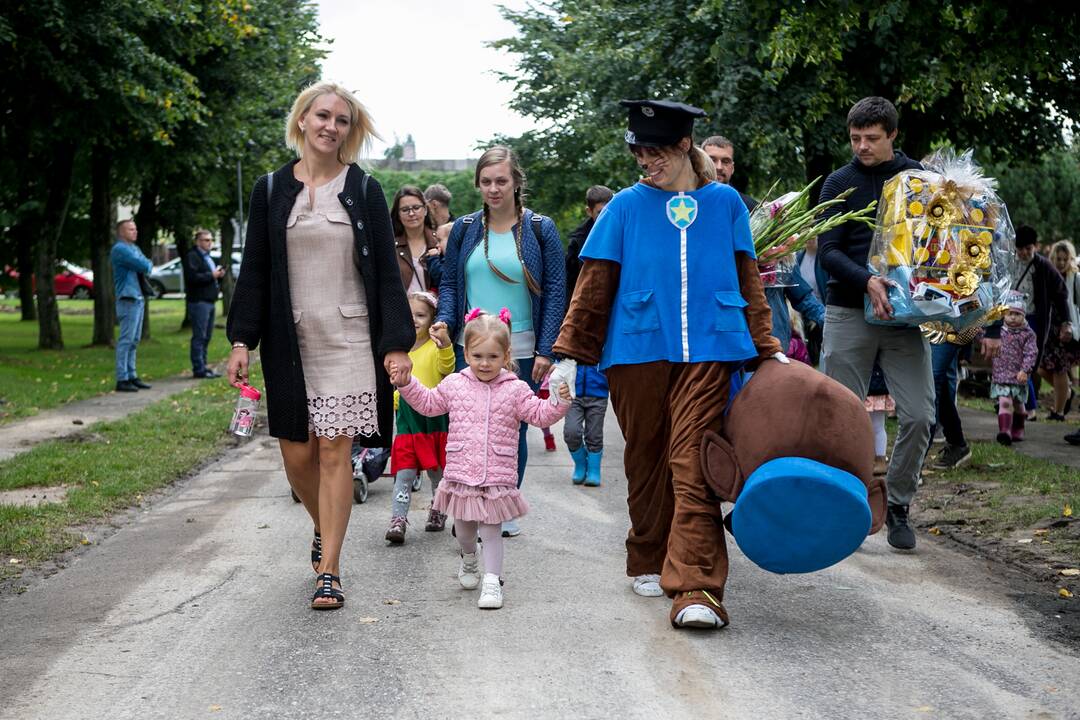 Naujakuriai: rekonstruojamame Ramučių kultūros centre įkurtuvės švęstos keturiose pradinės mokyklos klasėse, ikimokyklinukų grupėje ir bibliotekoje.