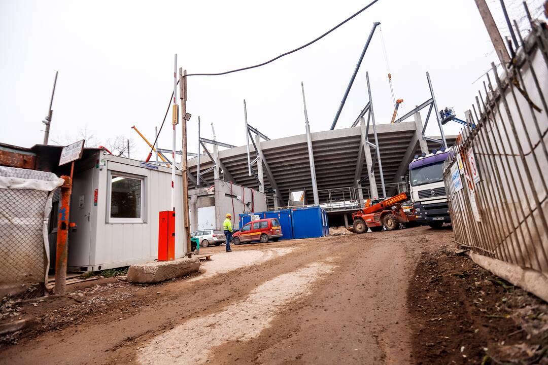 Užsitęs: Miesto sodelyje danga bus klojama, kol leis orai, o kitąmet šią erdvę atvers žmonėms.