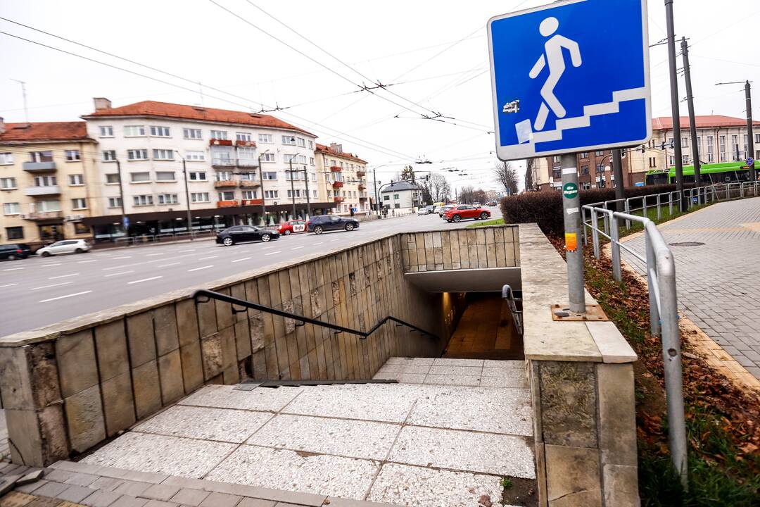 Užsitęs: Miesto sodelyje danga bus klojama, kol leis orai, o kitąmet šią erdvę atvers žmonėms.